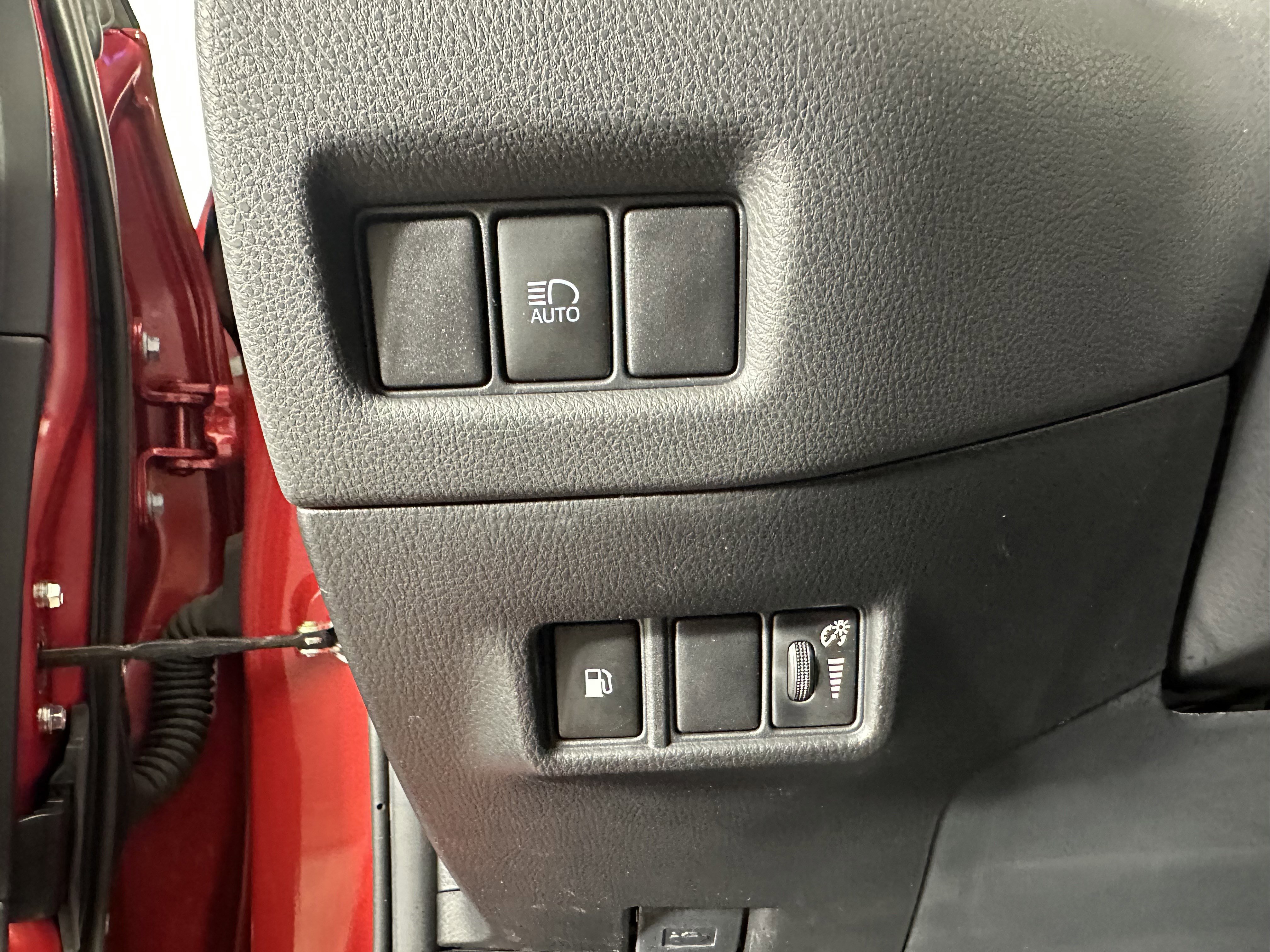 Used 2020 Toyota C-HR XLE image 22