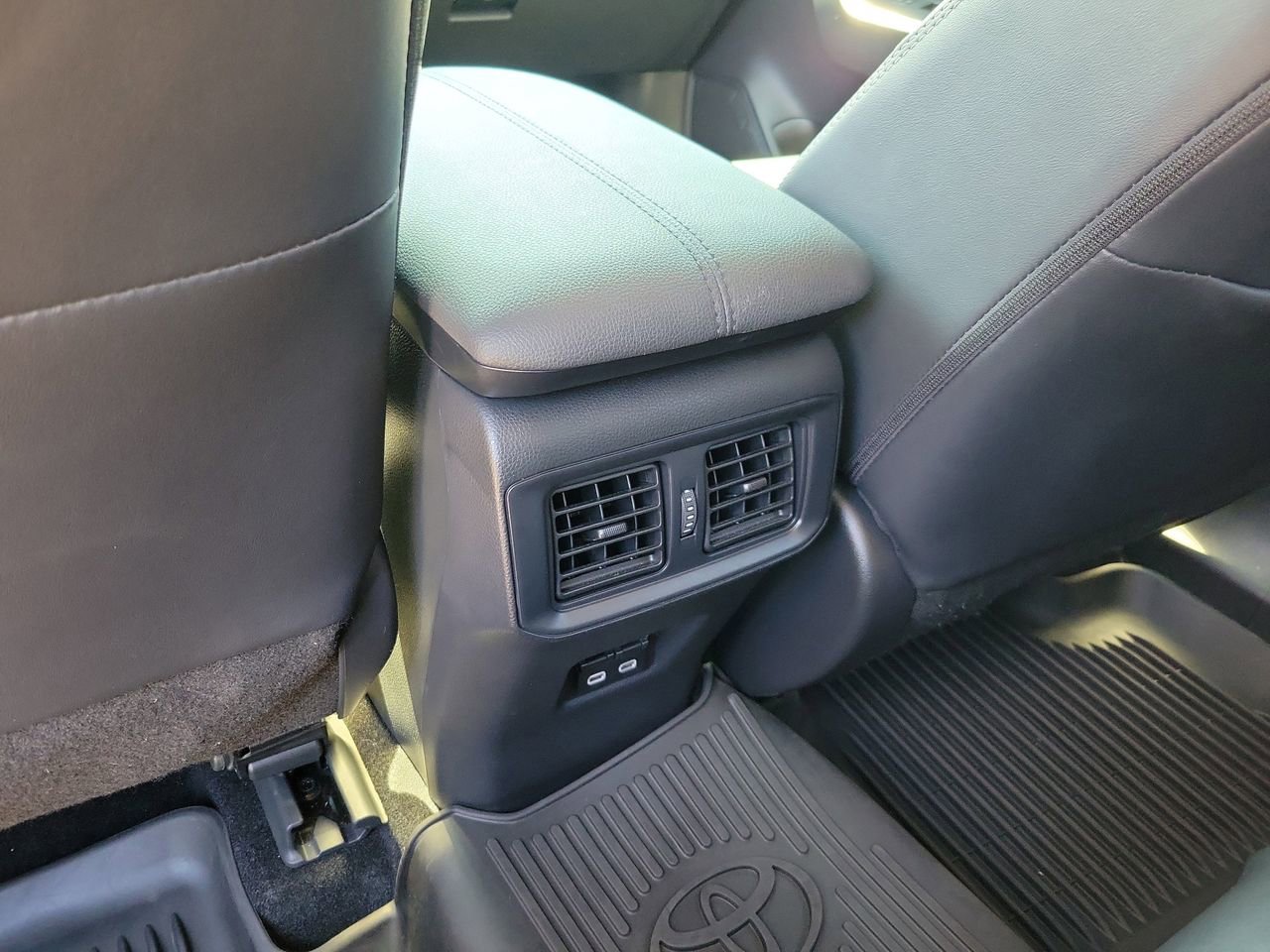 Used 2023 Toyota RAV4 XLE Premium image 12