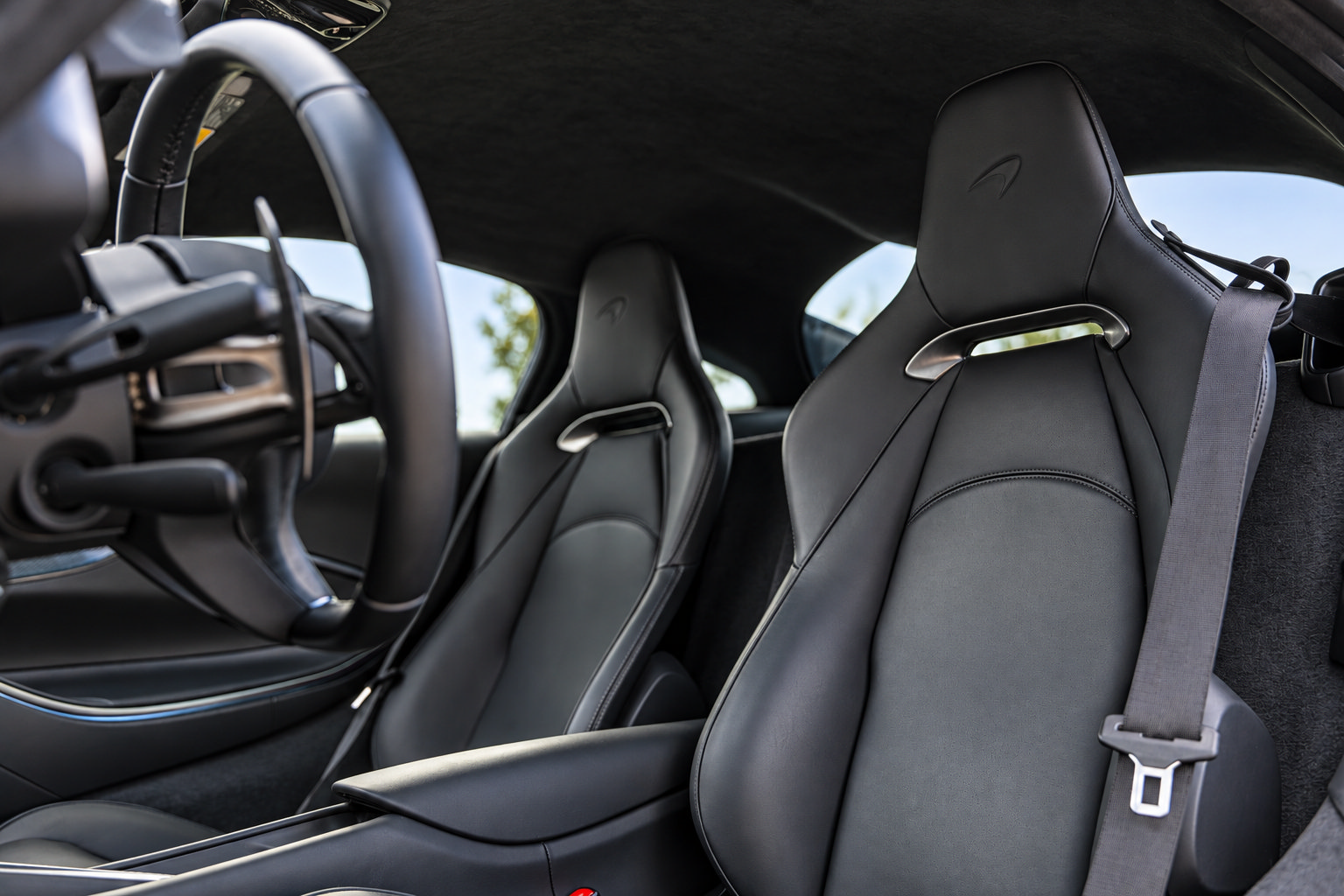 Used 2024 McLaren Artura RWD image 14