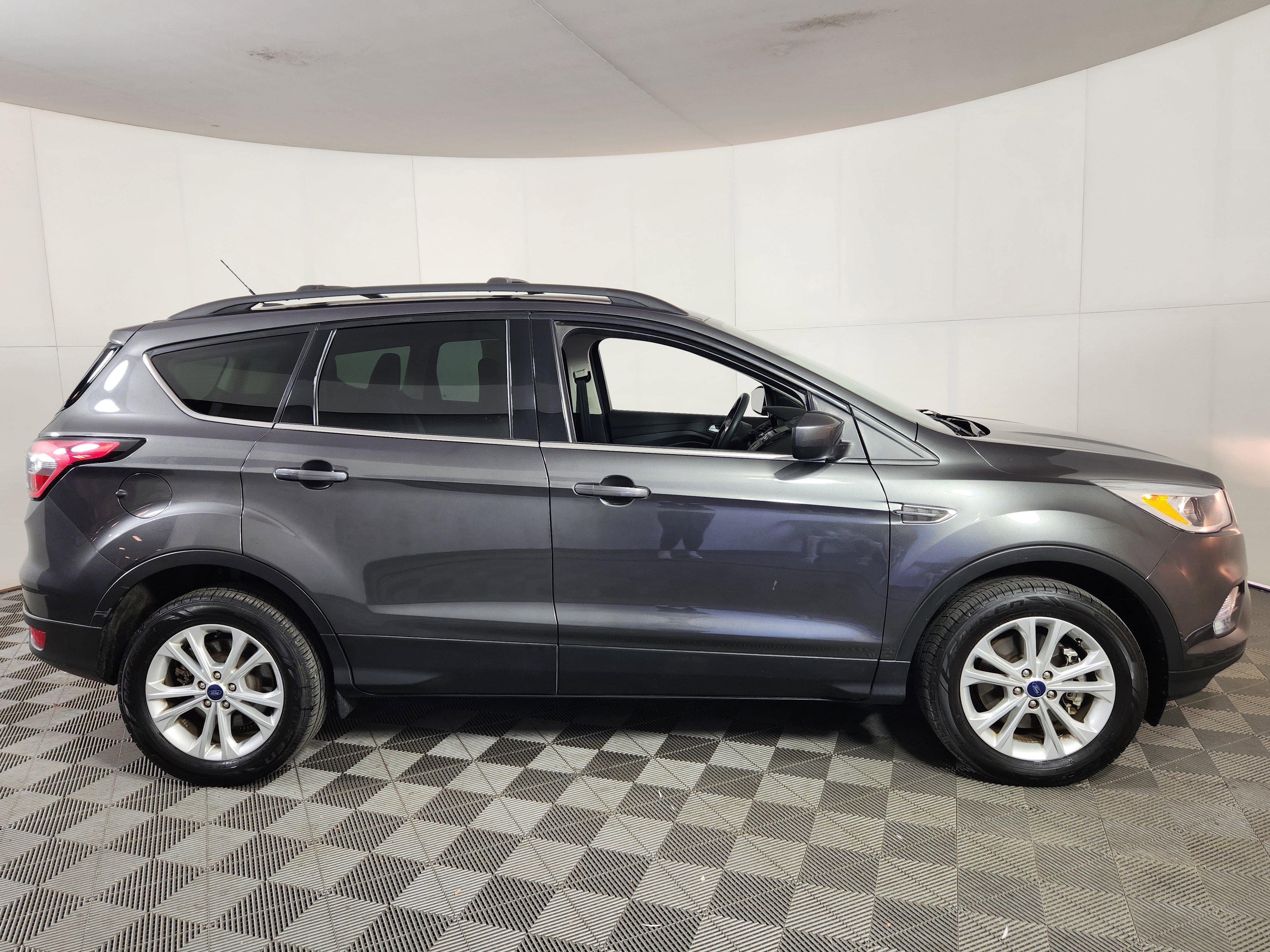 Certified 2018 Ford Escape SE w/ Ford Safe & Smart Package image 8