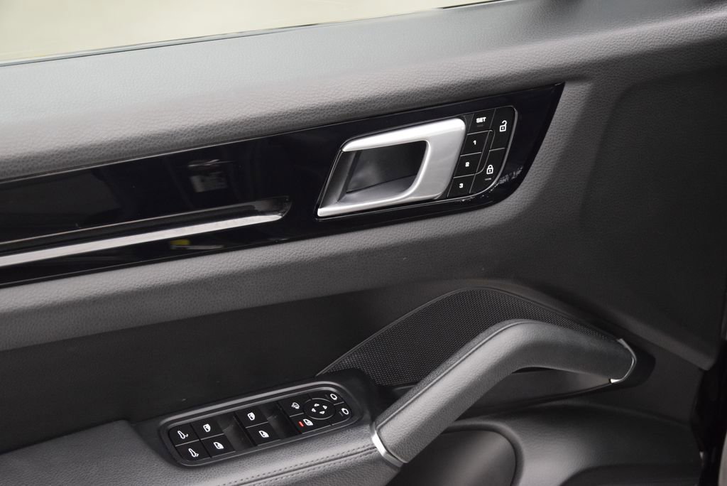 Used 2022 Porsche Cayenne image 23