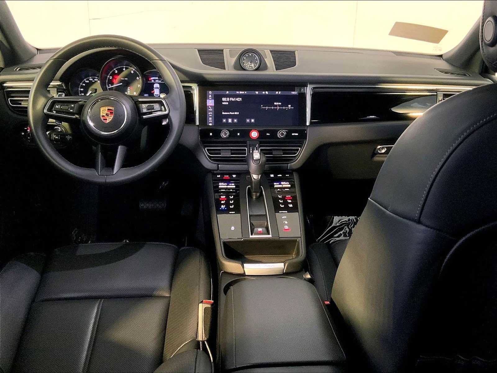 Certified 2025 Porsche Macan image 14