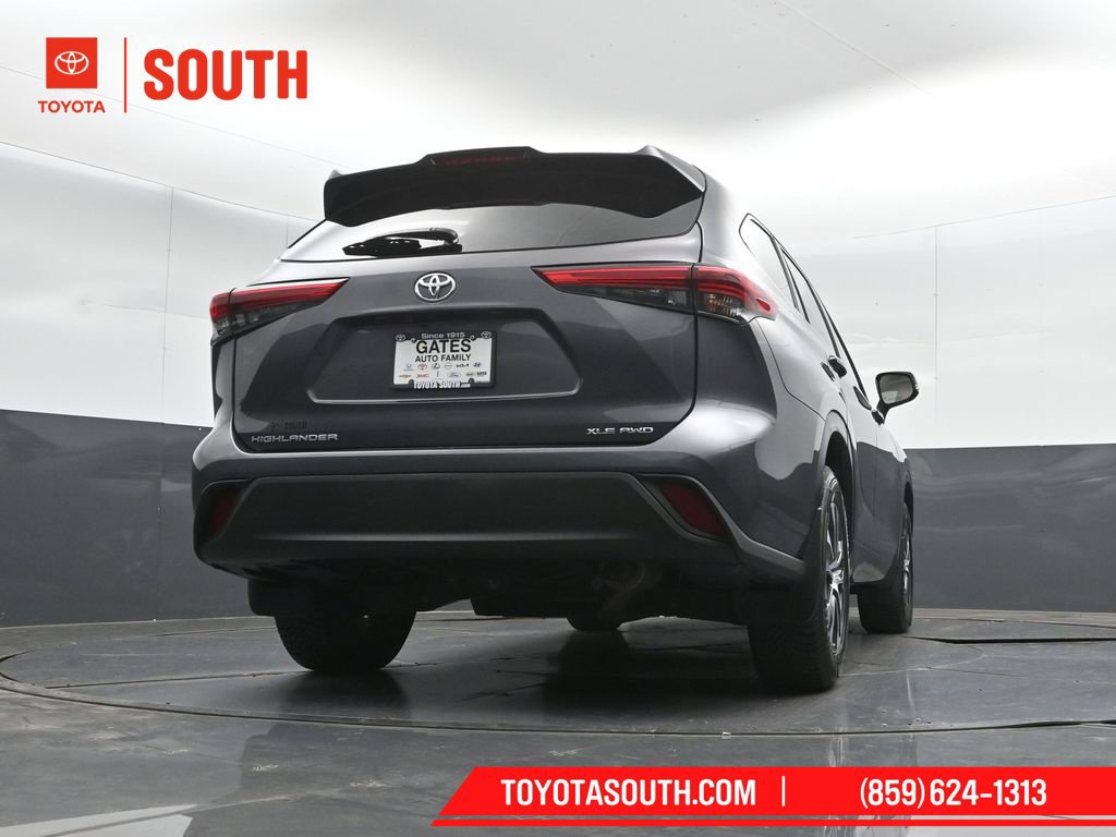 Used 2022 Toyota Highlander XLE AWD/4WD image 39