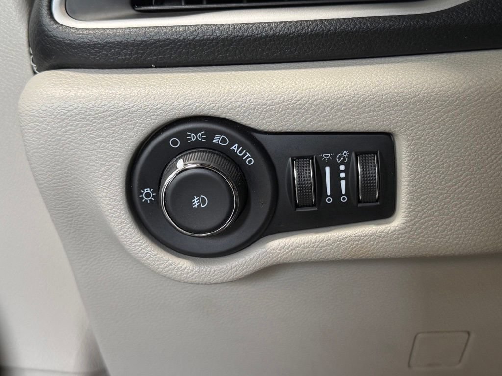Used 2023 Chrysler Pacifica Touring-L AWD/4WD image 18