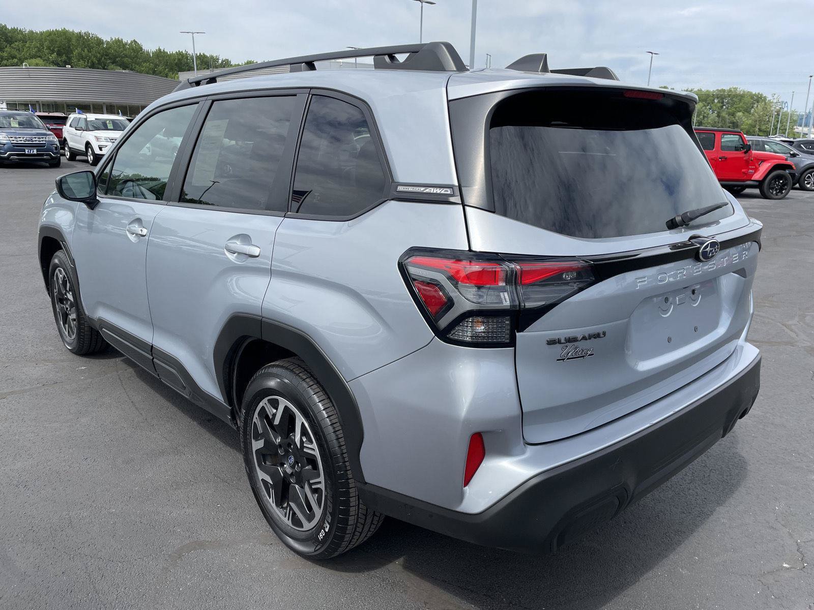 Used 2025 Subaru Forester Premium AWD/4WD image 3