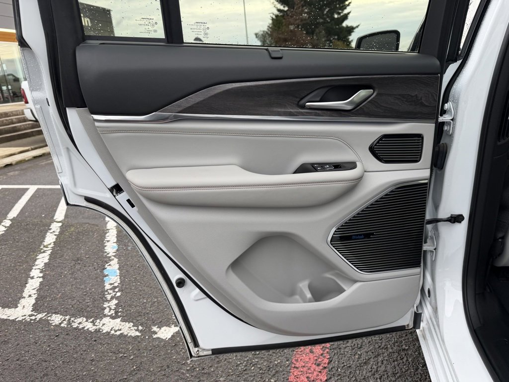 Used 2023 Jeep Grand Cherokee Overland w/ Adv Protech Group III image 29