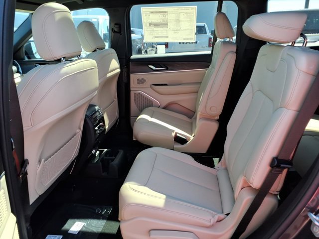 New 2026 Jeep Grand Cherokee L Limited w/ Luxury Tech Group II AWD/4WD image 16