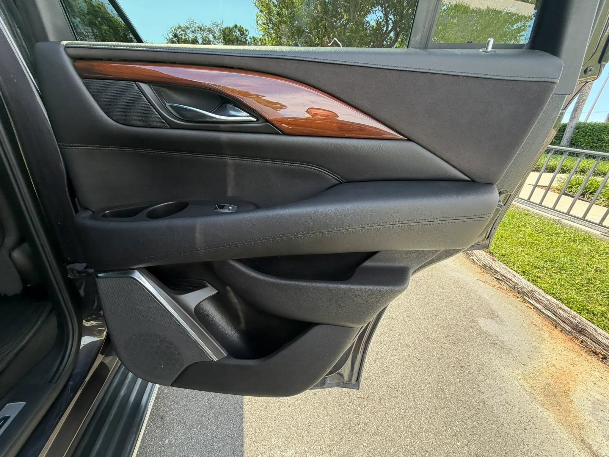 Used 2016 Cadillac Escalade Luxury RWD image 18