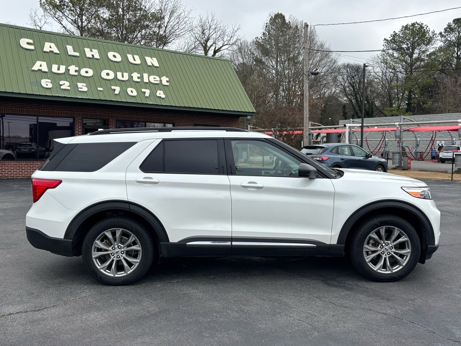 Used 2023 Ford Explorer XLT w/ Equipment Group 202A image 4