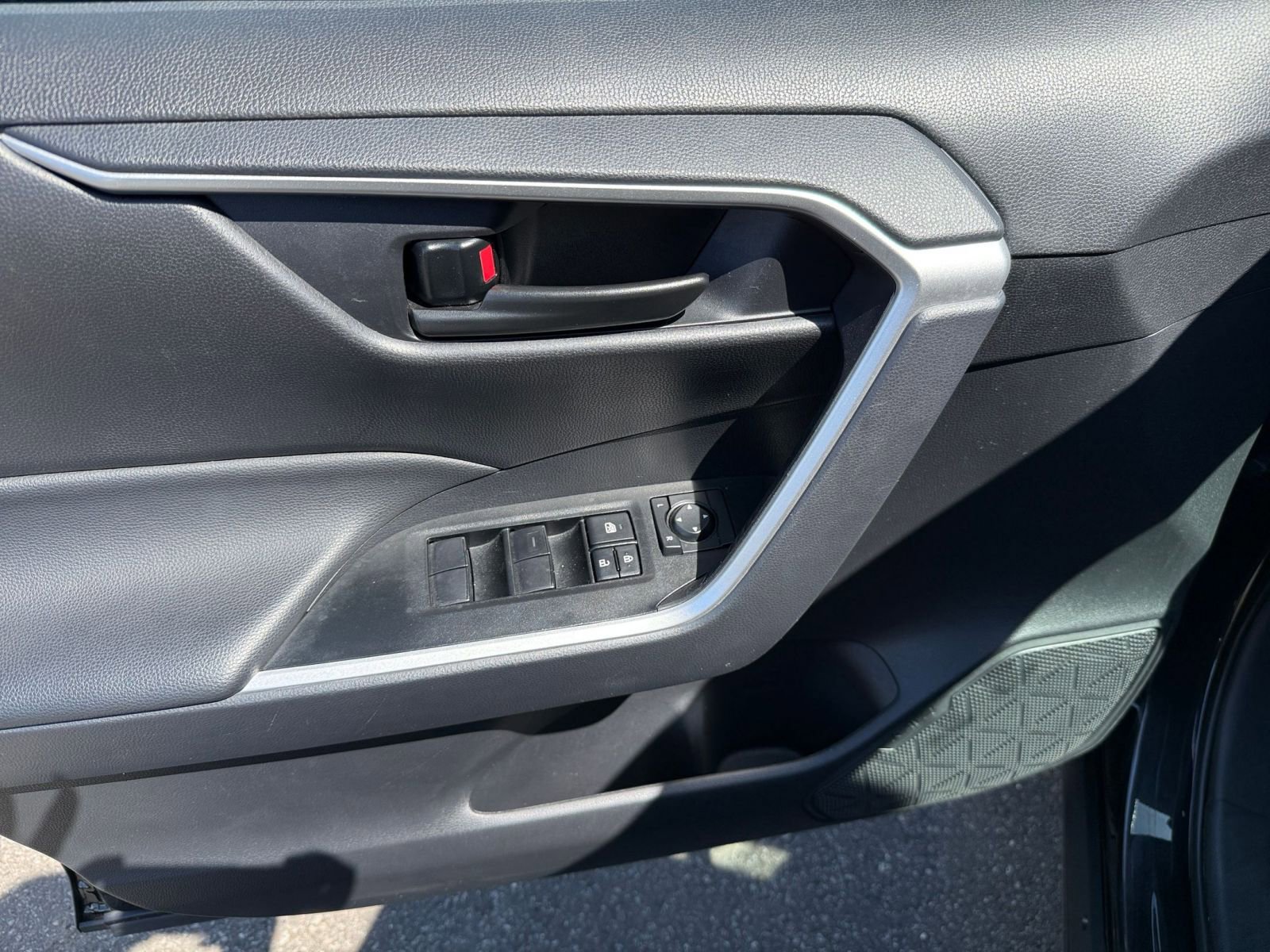 Used 2025 Toyota RAV4 LE image 18