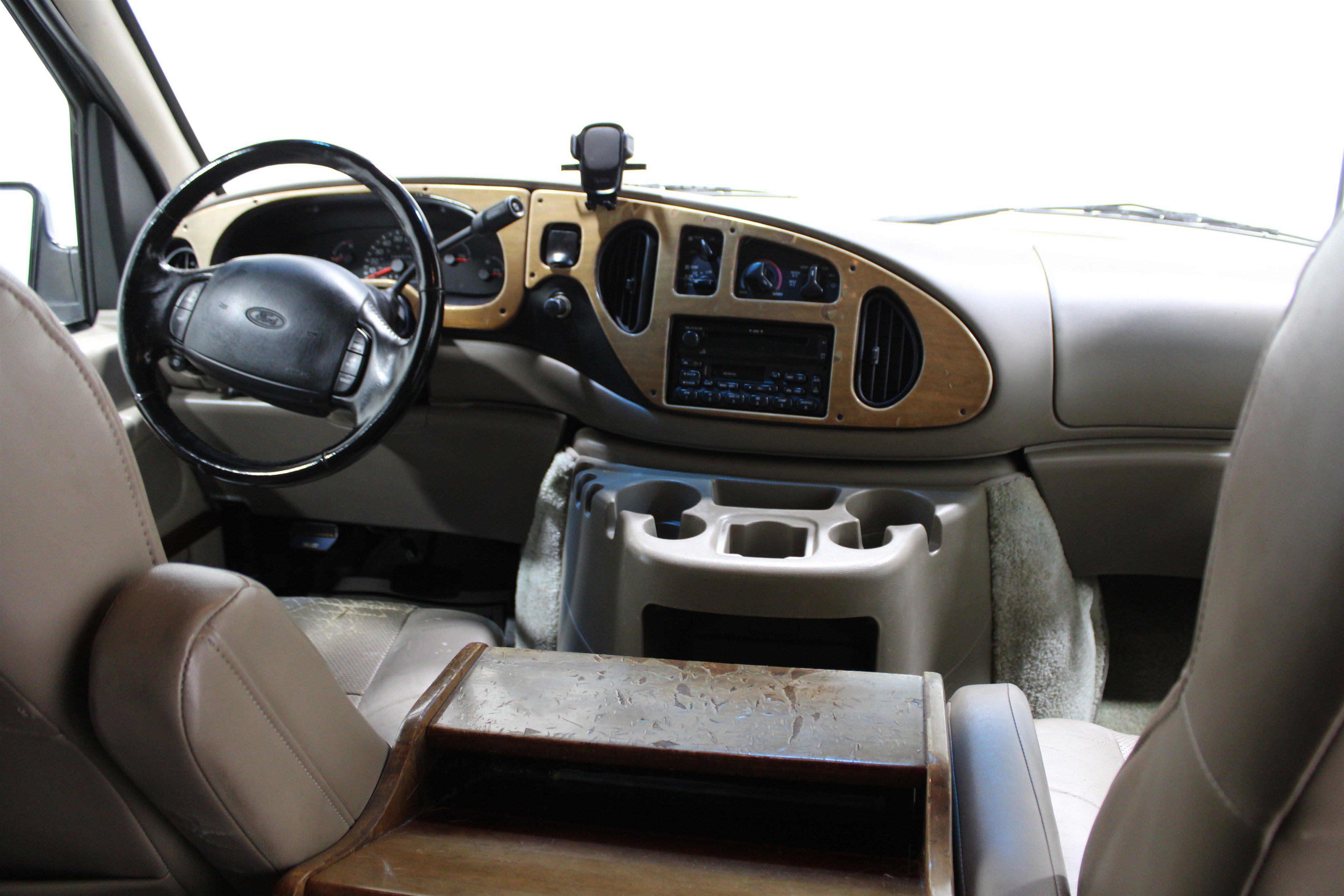 Used 2000 Ford E-150 and Econoline 150 Recreational Mark III image 2