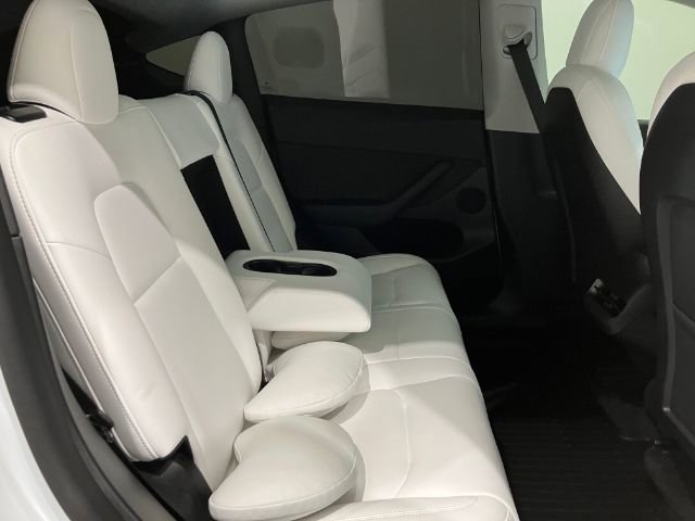 Used 2022 Tesla Model Y Long Range image 38