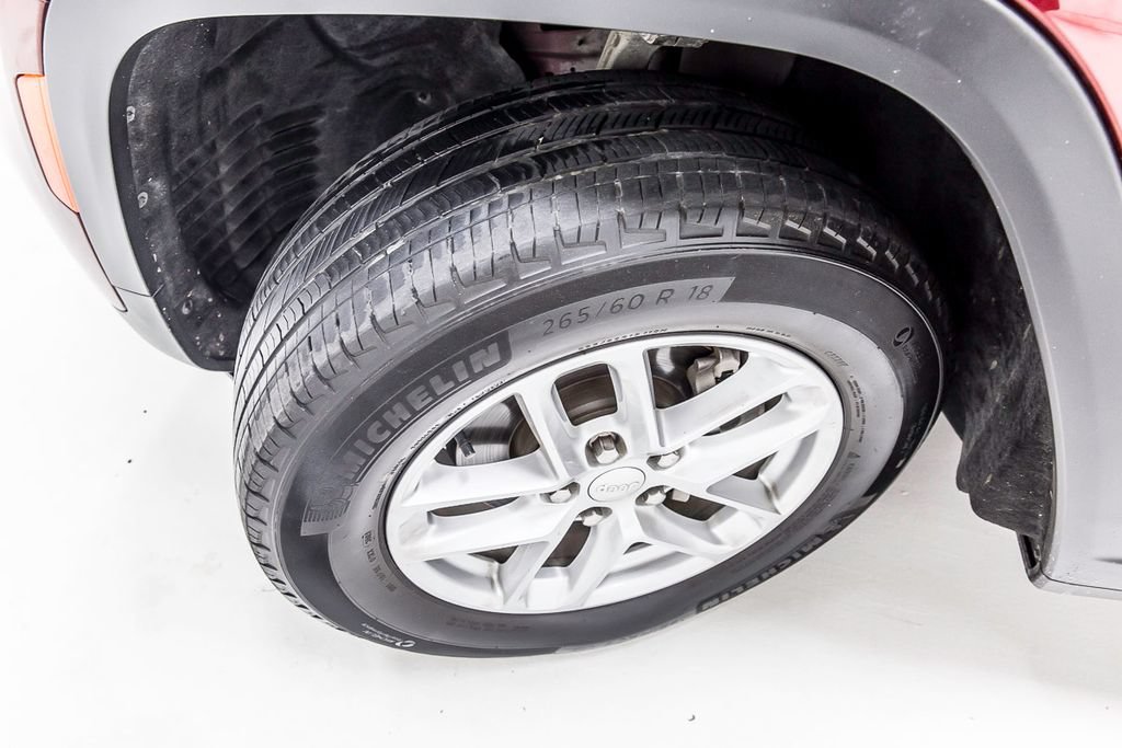Used 2023 Jeep Grand Cherokee Laredo AWD/4WD image 12