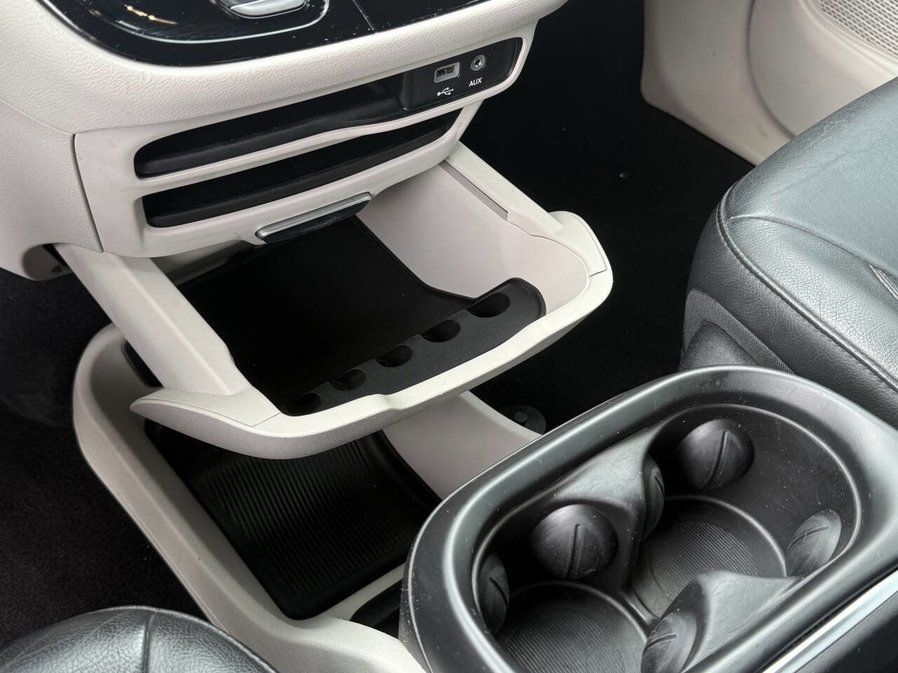 Used 2020 Chrysler Pacifica Touring-L FWD image 28