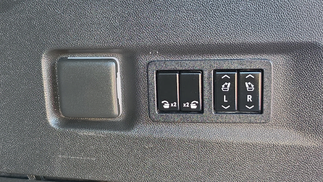 Used 2022 GMC Yukon XL AT4 w/ Technology Package AWD/4WD image 47