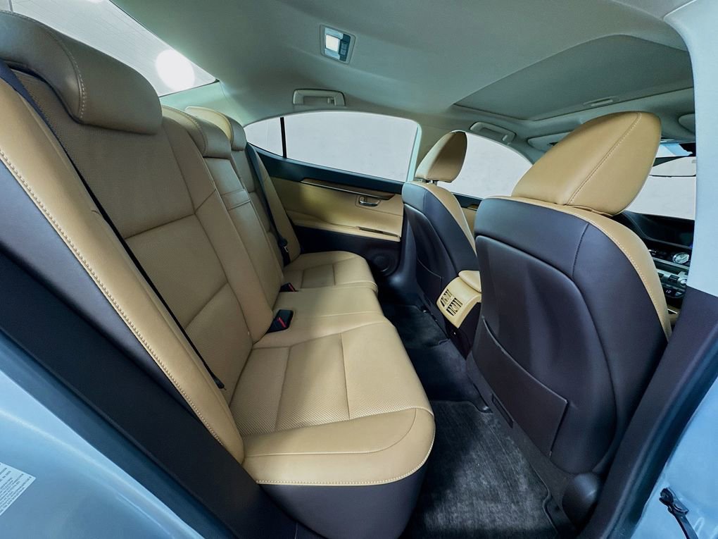 Used 2016 Lexus ES 350 w/ Premium Package w/Wood Trim FWD image 27