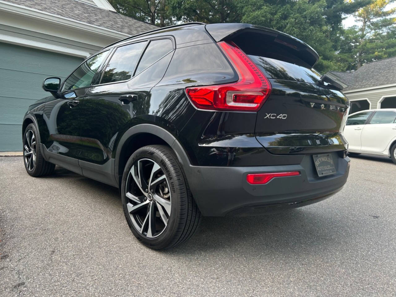 Used 2021 Volvo XC40 T5 R-Design w/ Advanced Package AWD/4WD image 4