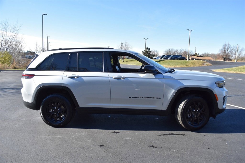 Used 2024 Jeep Grand Cherokee Altitude image 4