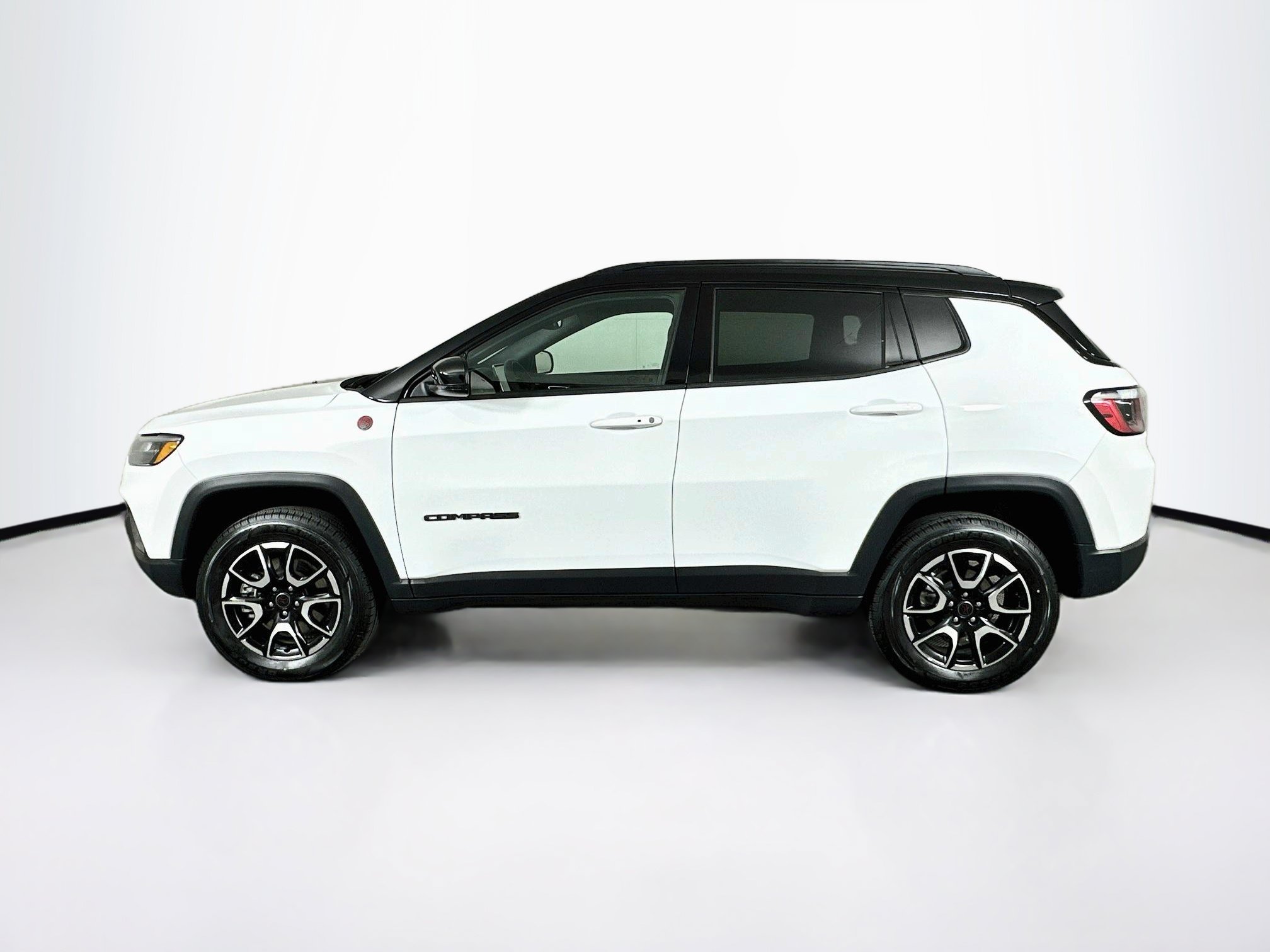 Used 2025 Jeep Compass Trailhawk AWD/4WD image 4