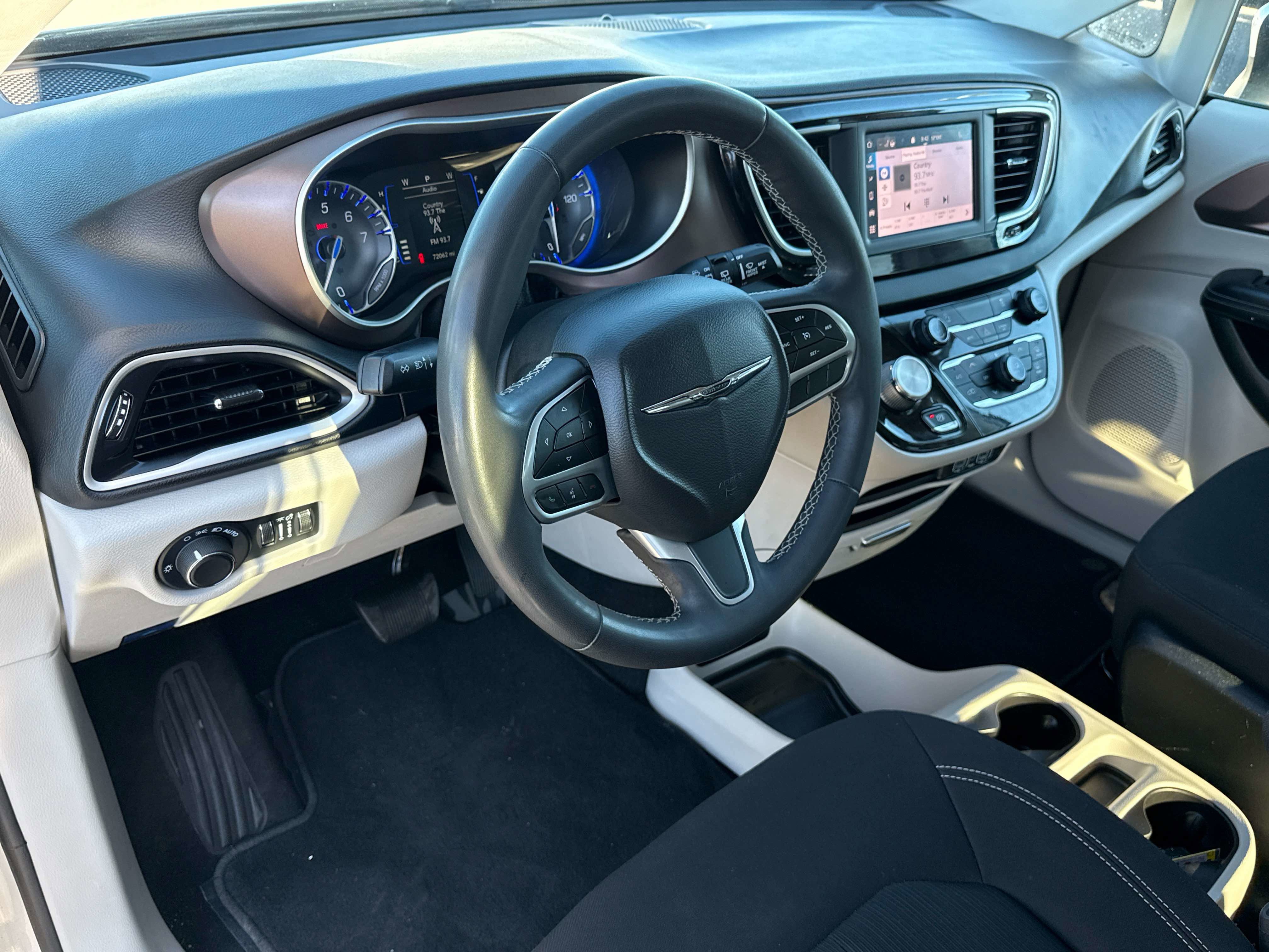 Used 2022 Chrysler Voyager LX image 9