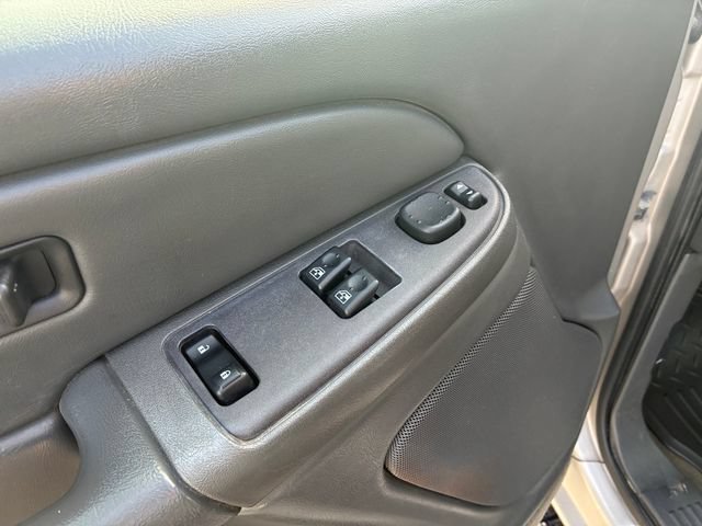 Used 2004 Chevrolet Silverado 2500 LS AWD/4WD image 17