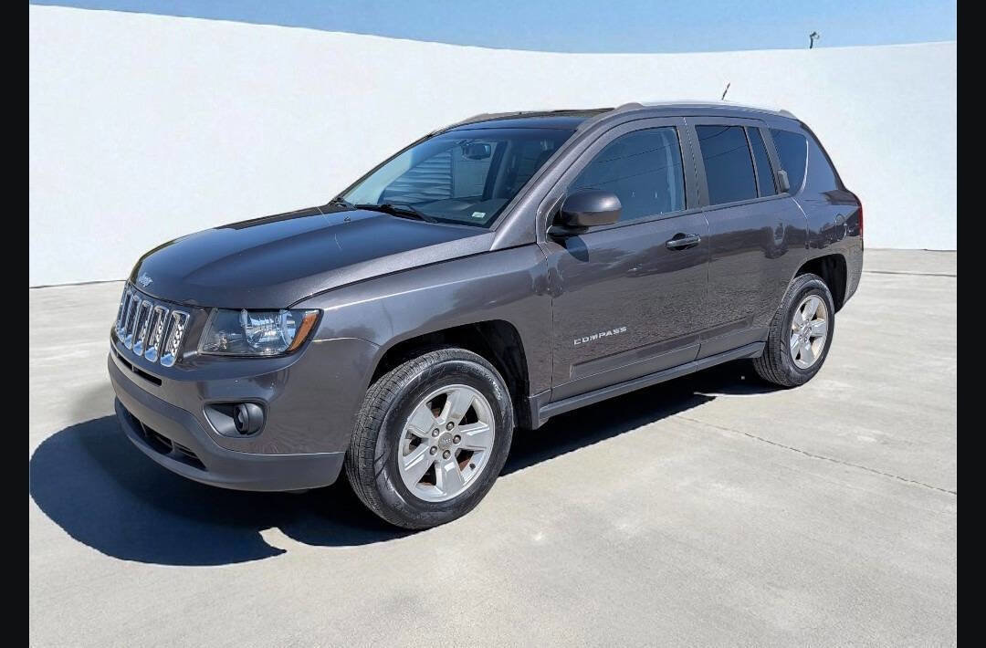 Used 2017 Jeep Compass Latitude image 2