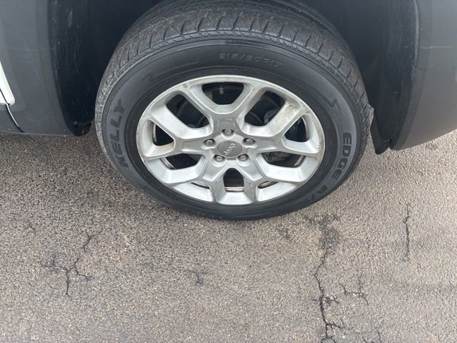 Used 2017 Jeep Renegade Latitude image 38