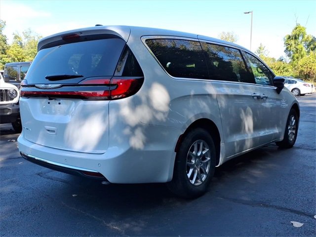 New 2026 Chrysler Pacifica Select image 3