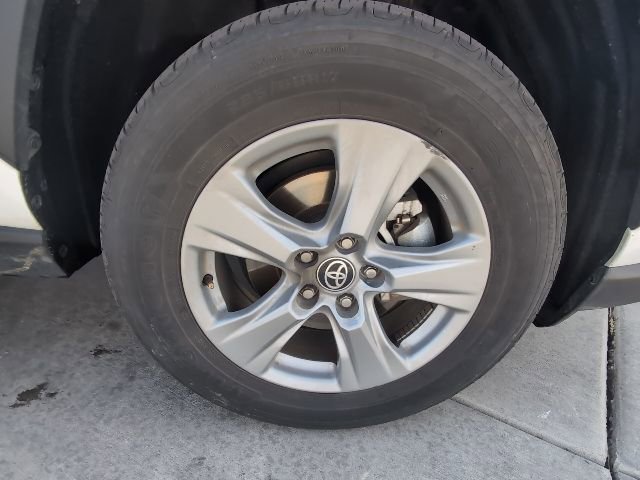 Used 2025 Toyota RAV4 XLE AWD/4WD image 33