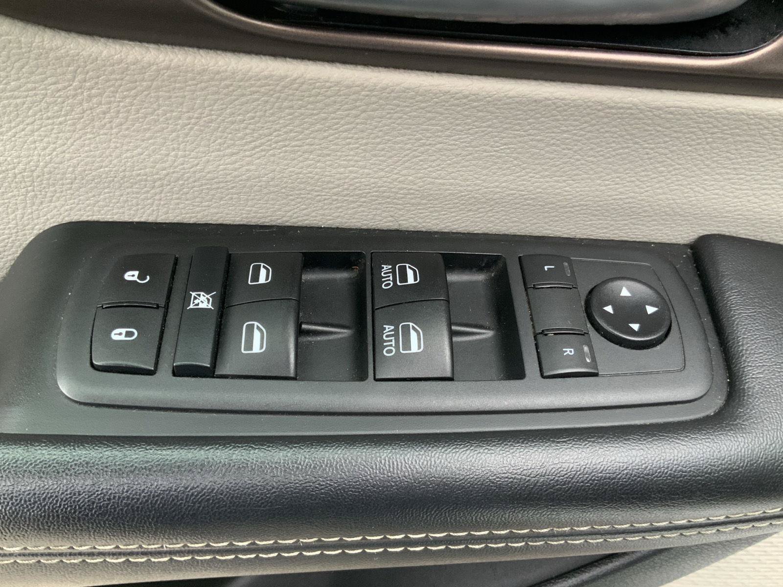 Used 2020 Chrysler Voyager Lxi FWD image 19