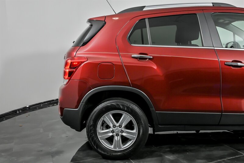 Used 2020 Chevrolet Trax LT w/ Driver Confidence Package AWD/4WD image 11