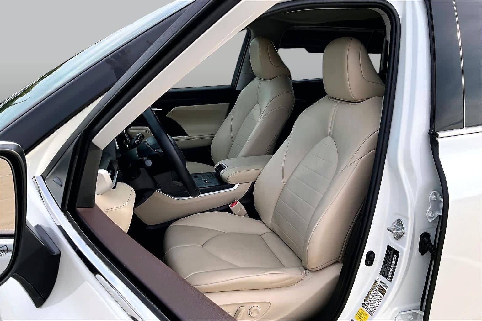 Used 2020 Toyota Highlander XLE FWD image 8