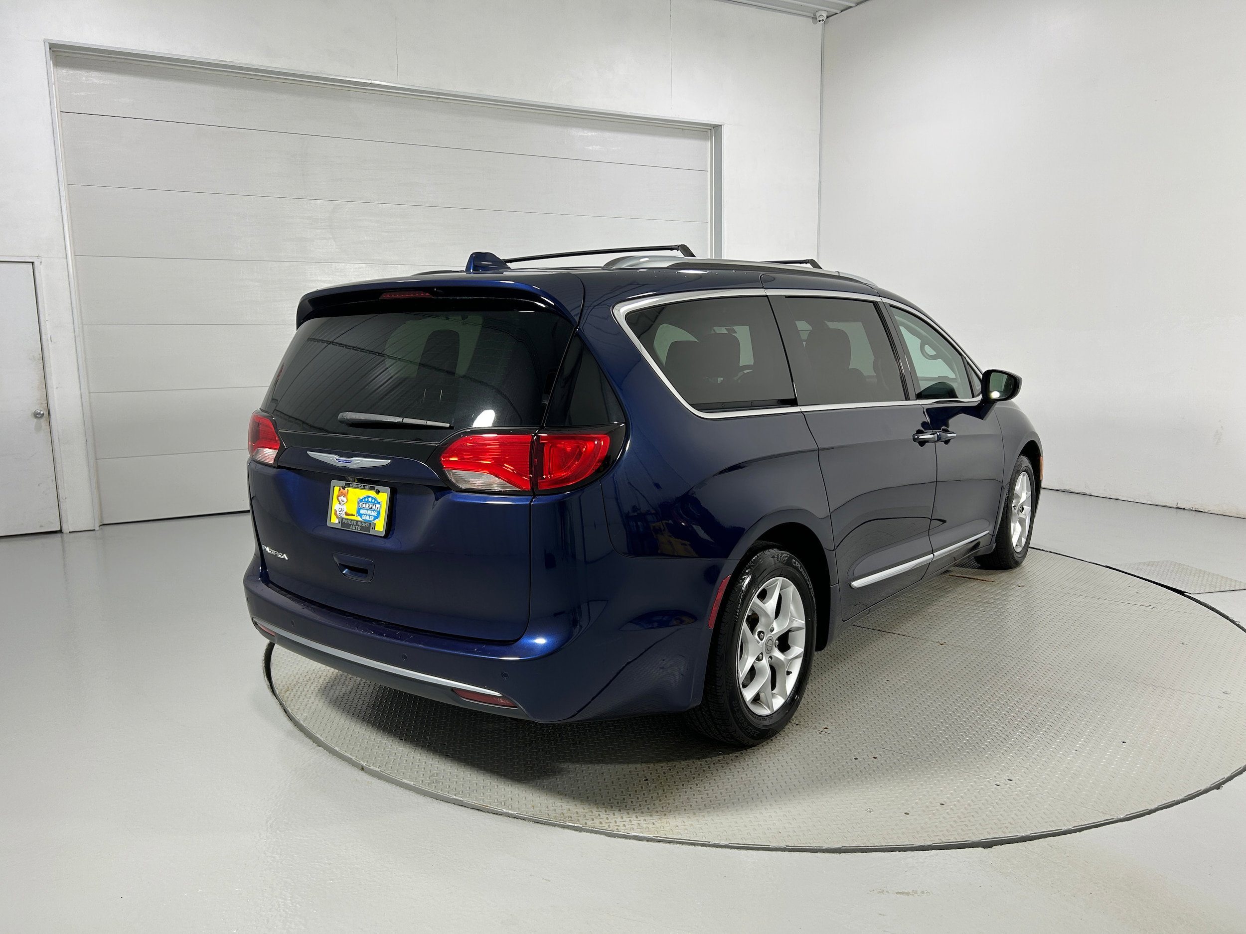 Used 2020 Chrysler Pacifica Touring-L w/ Tire & Wheel Group FWD image 35