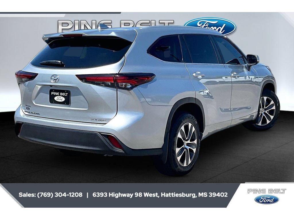 Used 2024 Toyota Highlander XLE AWD/4WD image 11