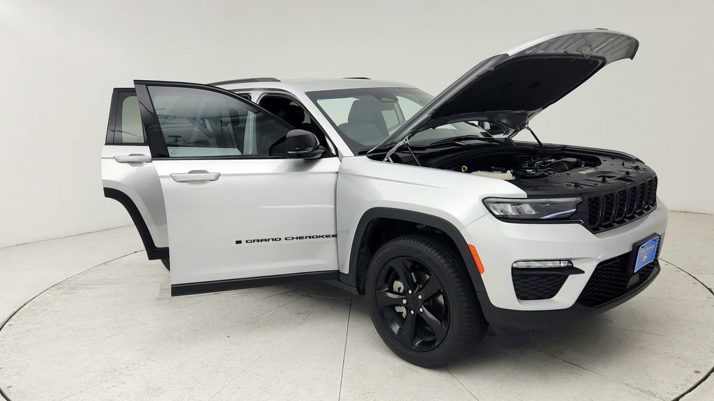 Used 2025 Jeep Grand Cherokee Limited w/ Black Appearance Package RWD image 10