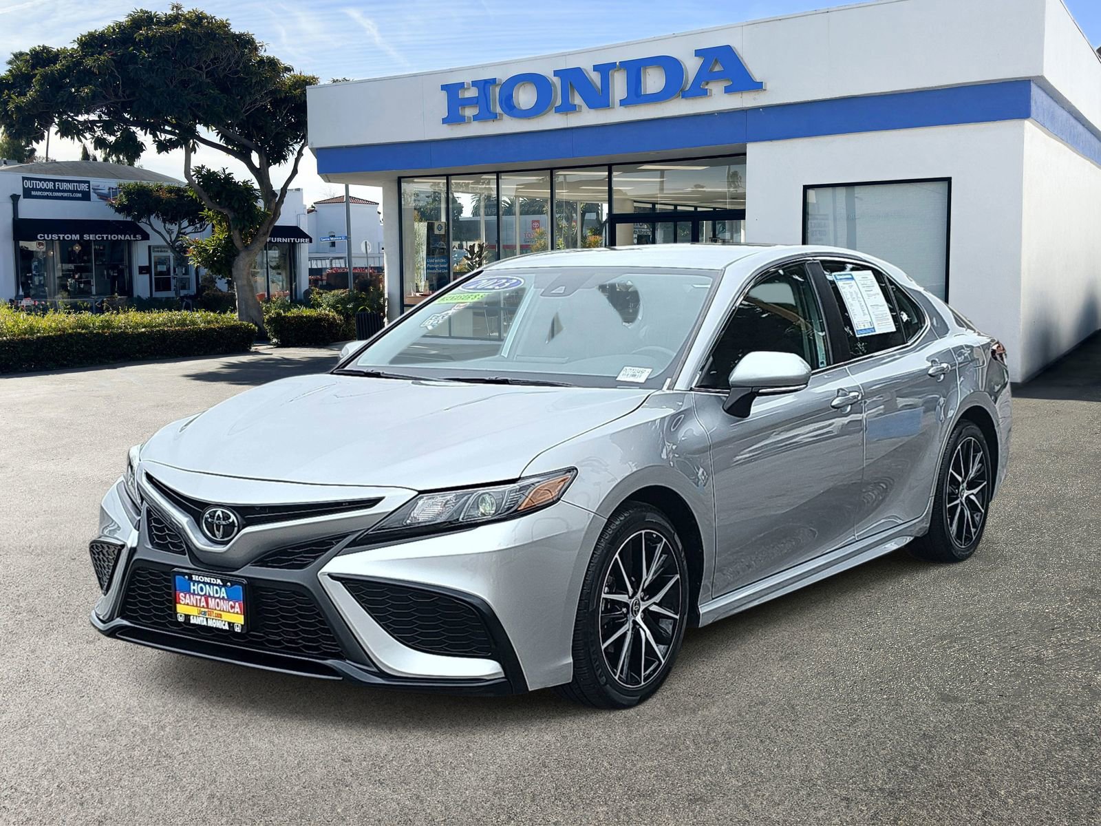 Used 2023 Toyota Camry SE FWD image 1