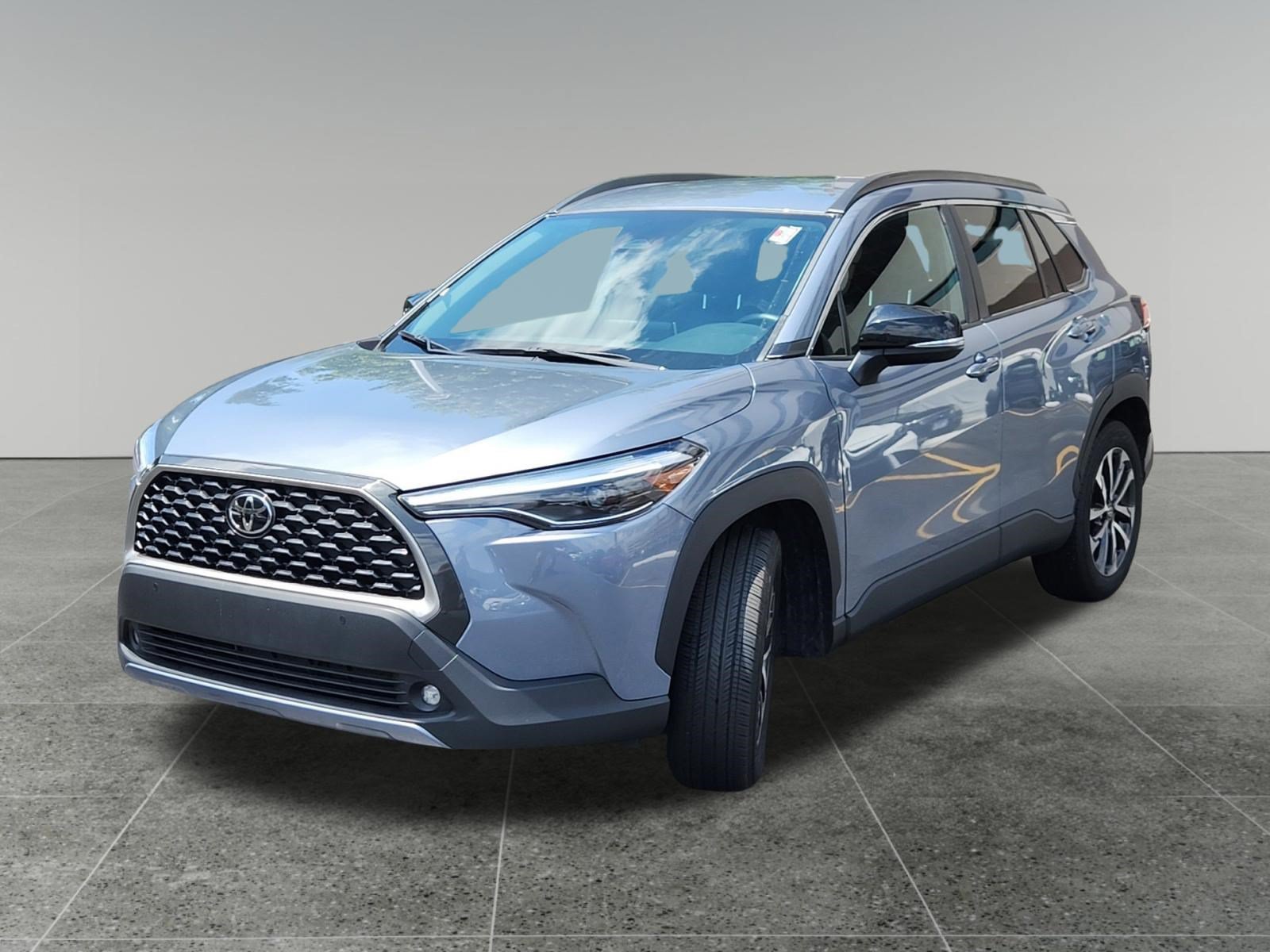 Certified 2025 Toyota Corolla Cross XLE FWD image 3