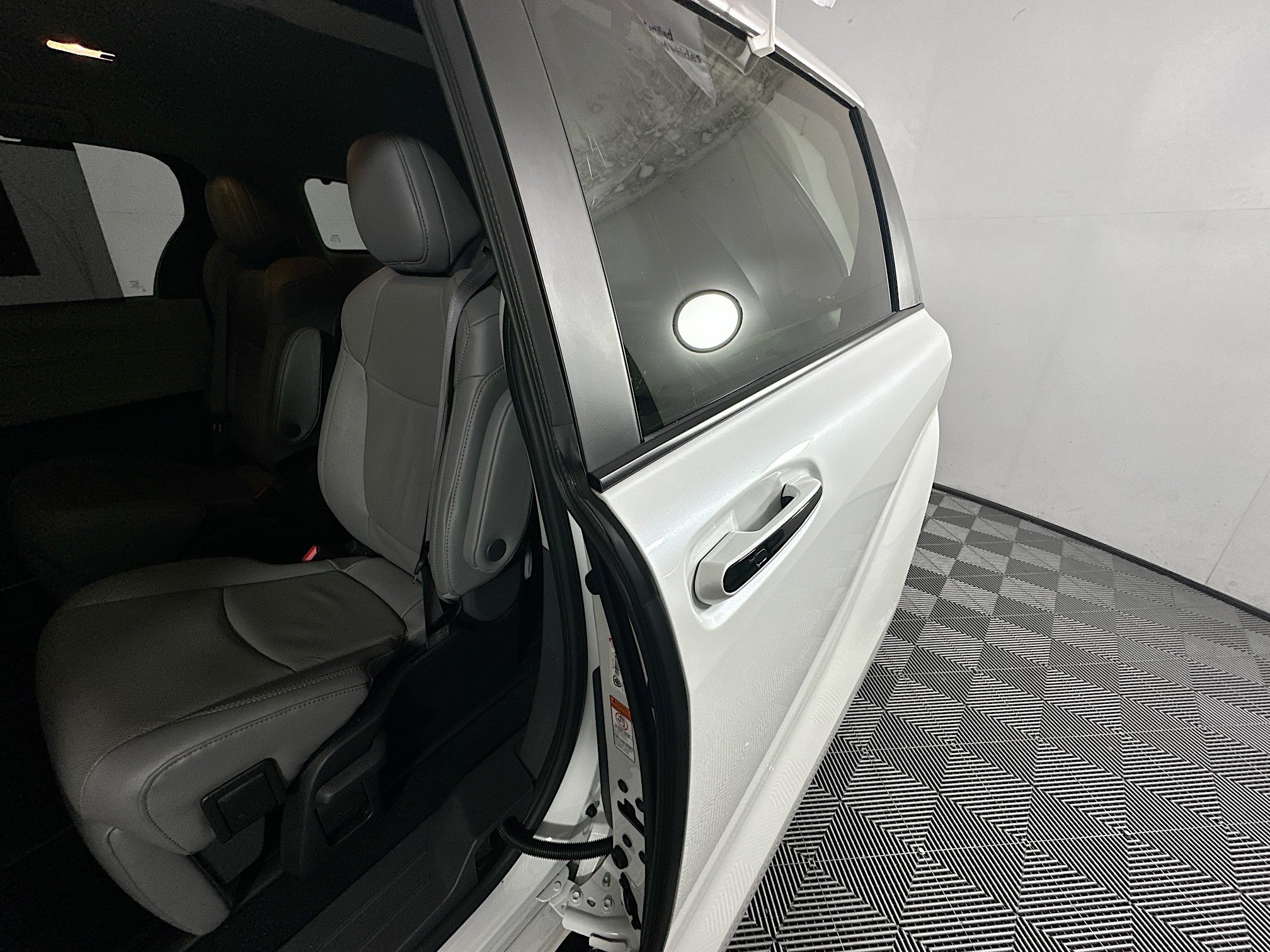 Used 2023 Toyota Sienna Limited FWD image 26