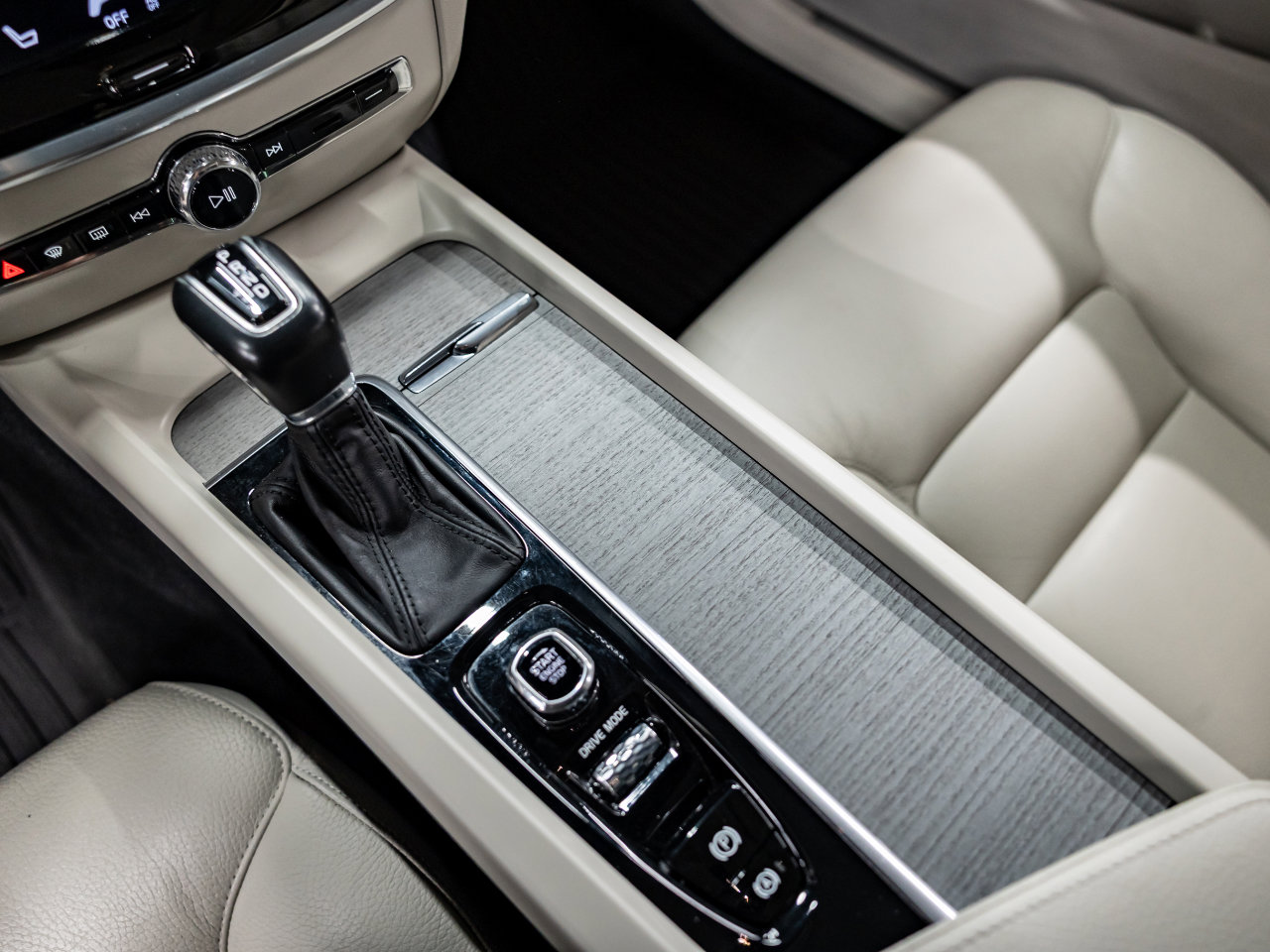 Used 2021 Volvo V60 T5 Cross Country image 37