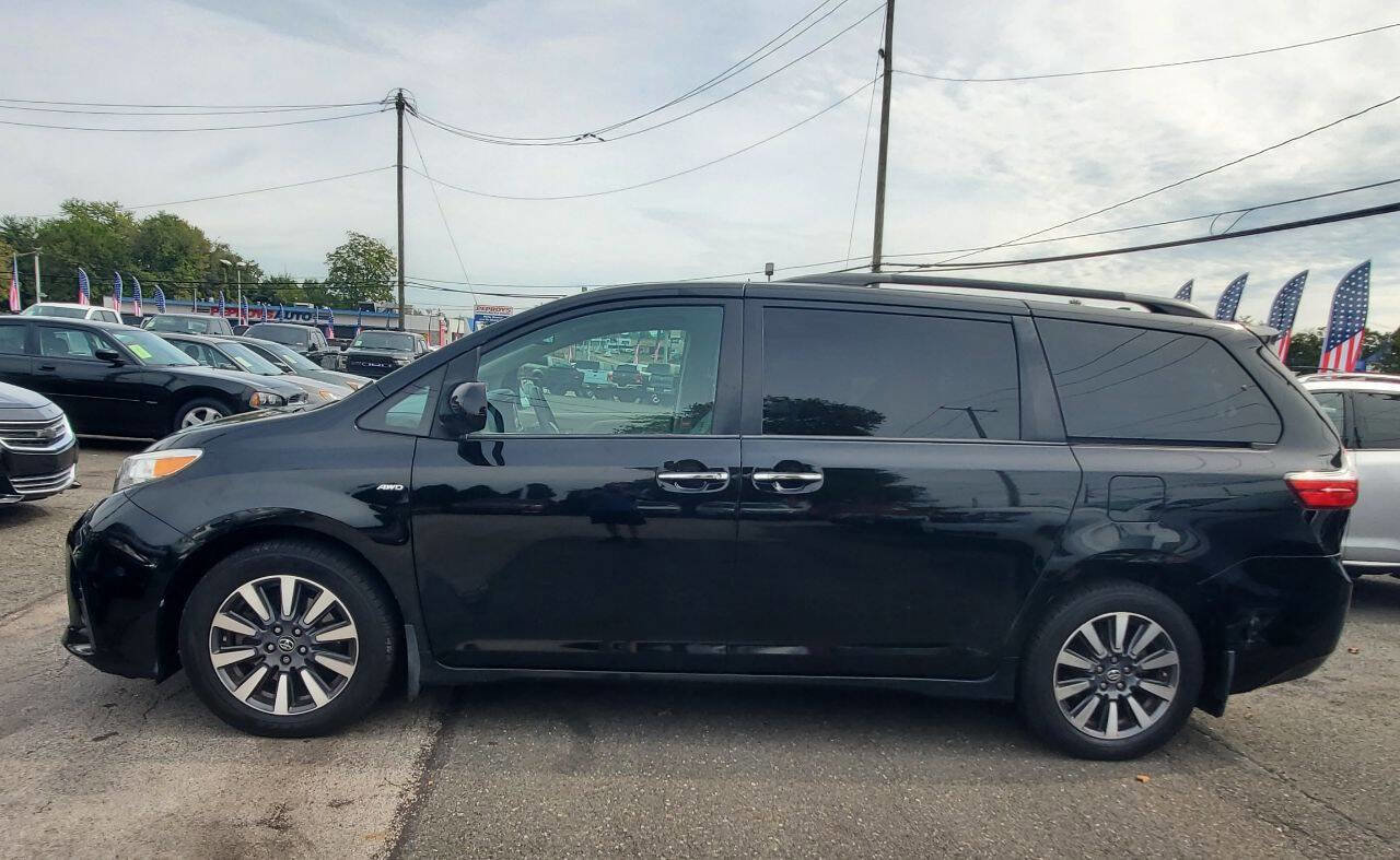 Used 2018 Toyota Sienna XLE Premium w/ Carpet Mat Package image 23