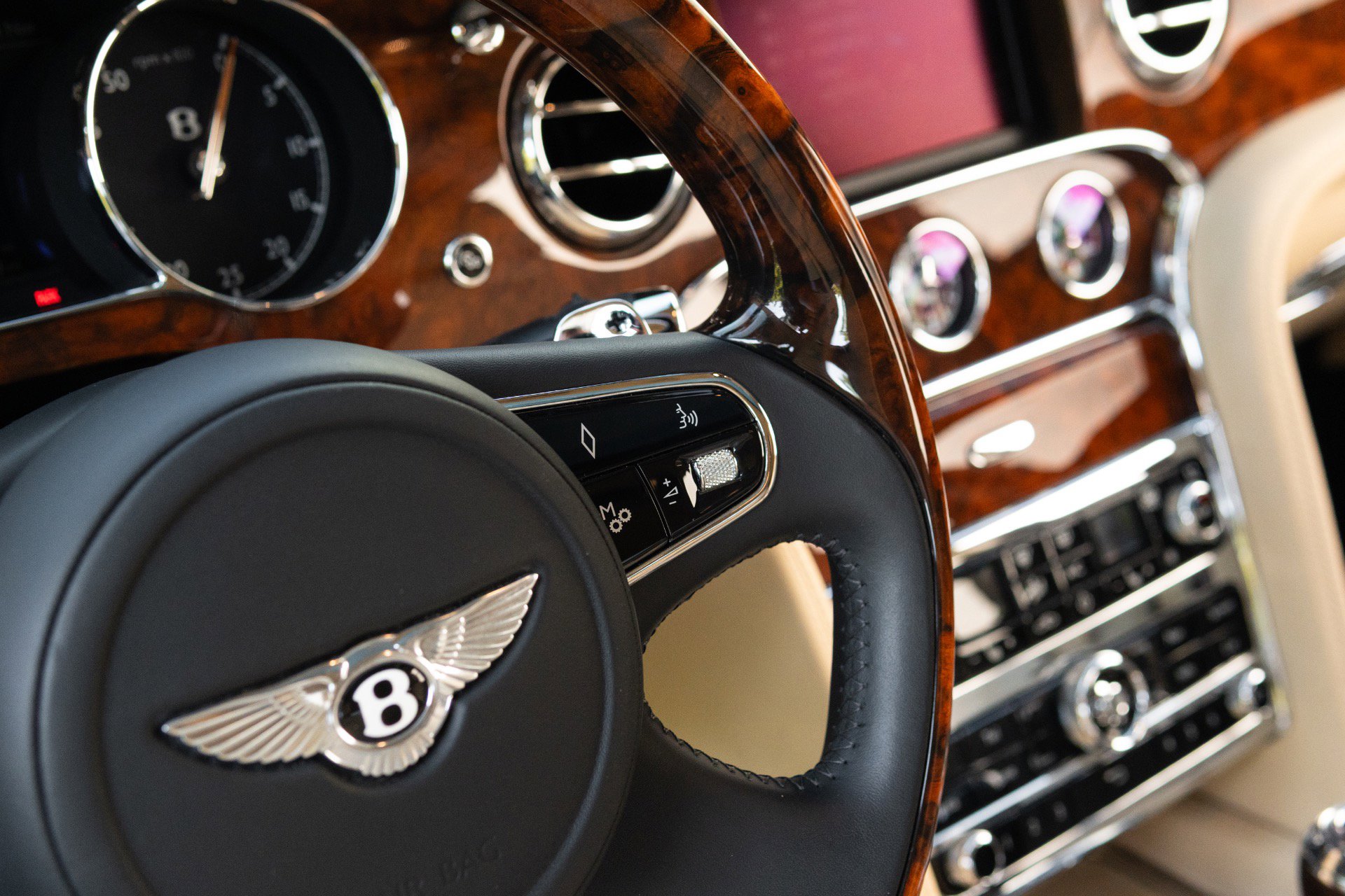 Used 2014 Bentley Mulsanne RWD image 36
