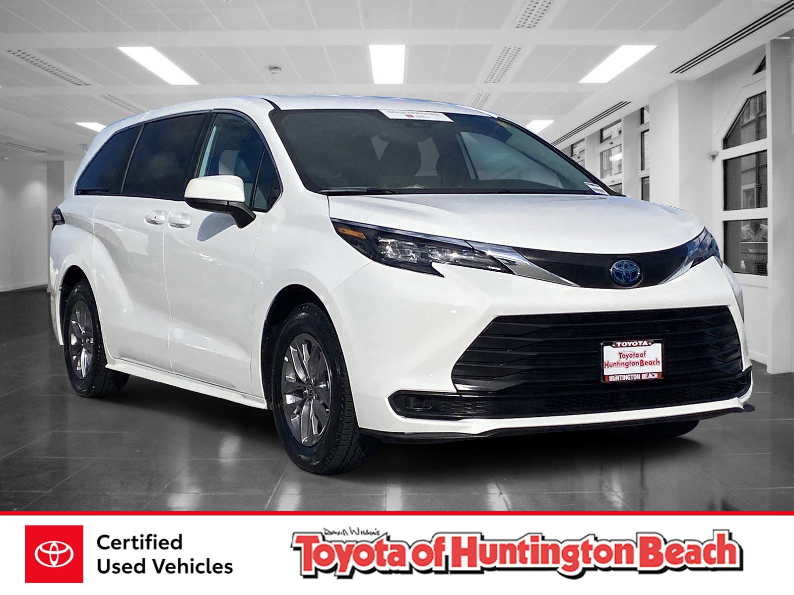 Certified 2025 Toyota Sienna LE FWD image 1