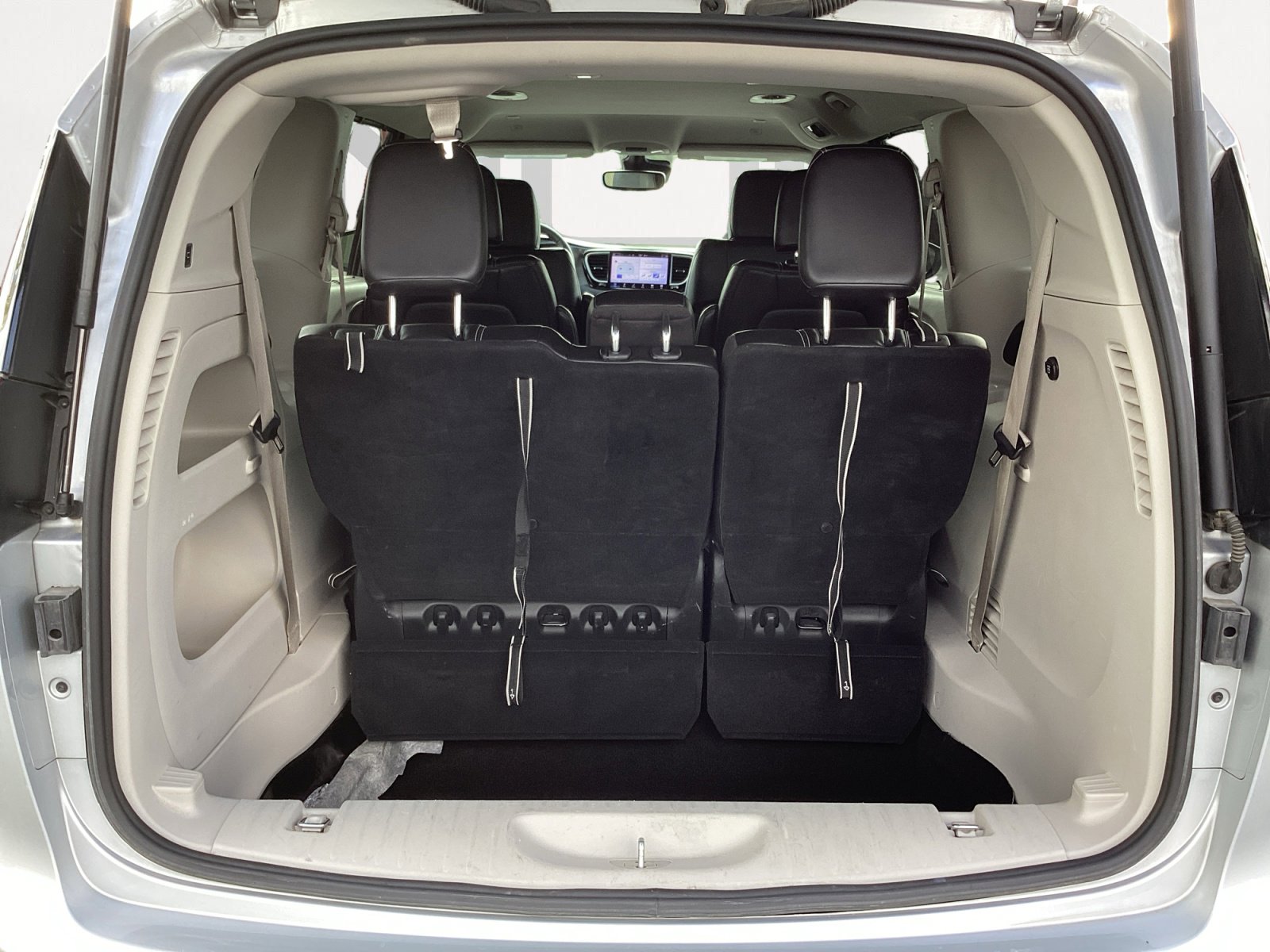 Used 2023 Chrysler Pacifica Touring-L image 16