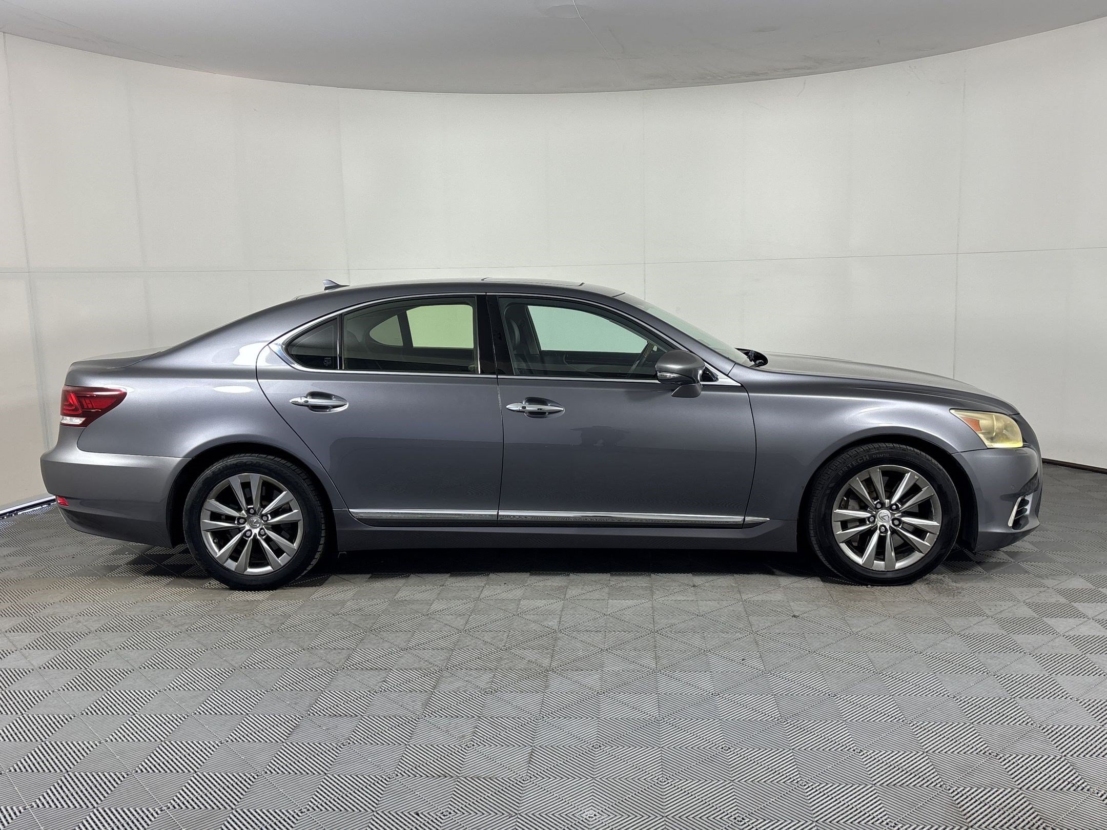 Used 2013 Lexus LS 460 AWD w/ Comfort Pkg image 8