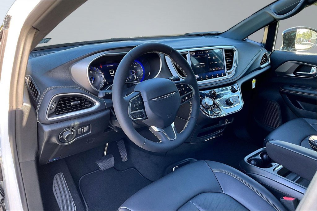 New 2027 Chrysler Pacifica Select FWD image 4