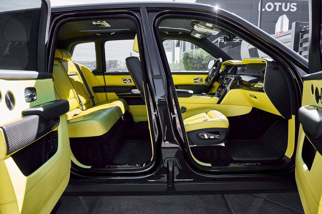 Used 2022 Rolls-Royce Cullinan Black Badge w/ Dark Exterior Package image 25