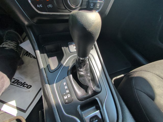 Used 2019 Jeep Cherokee Latitude w/ Popular Appearance Group FWD image 18