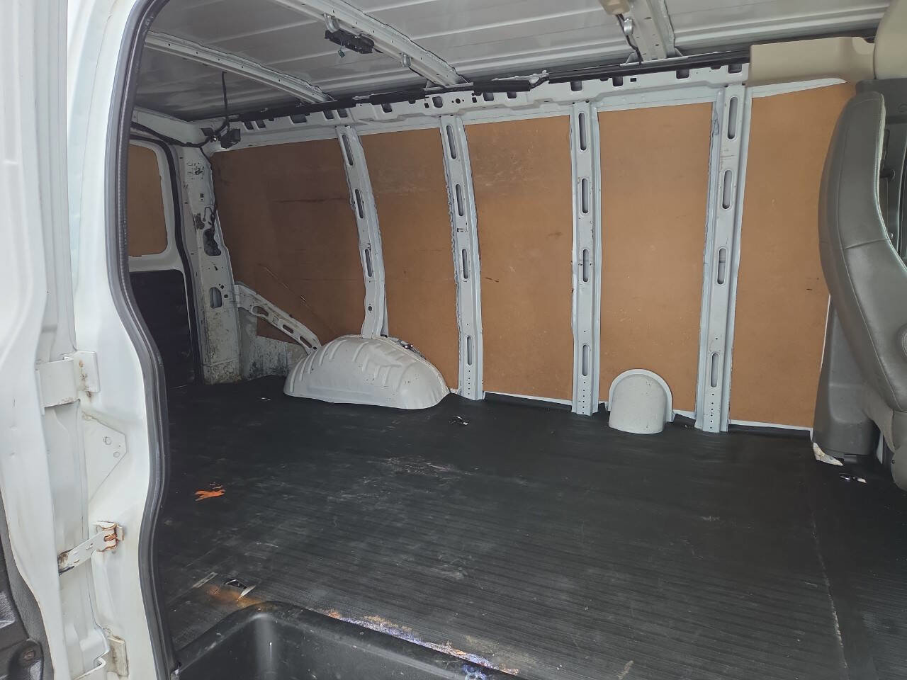 Used 2019 Chevrolet Express 3500 w/ Driver Convenience Package image 12