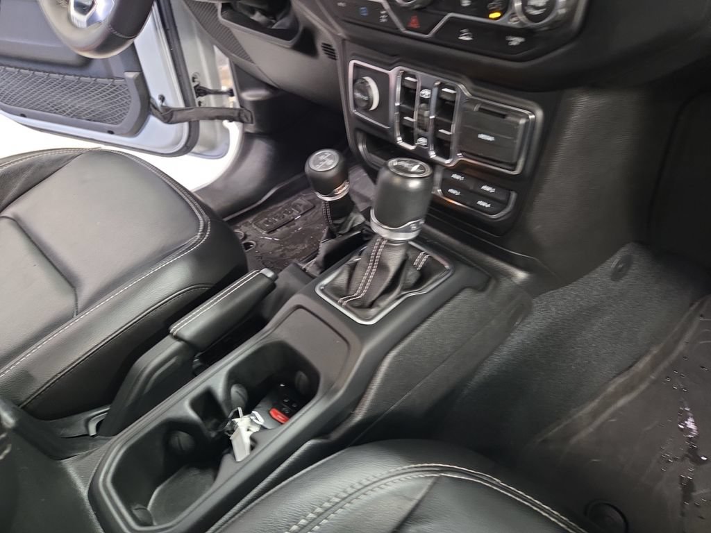 Used 2023 Jeep Wrangler Unlimited Sahara w/ Cold Weather Group AWD/4WD image 16