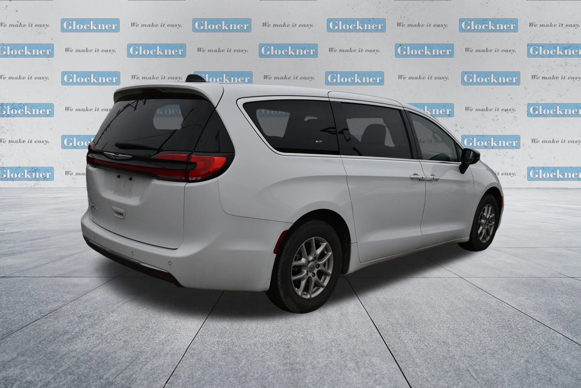 Used 2024 Chrysler Pacifica Touring-L image 4